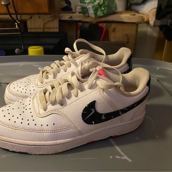 Nike brand shoes and slides - Picture 2 of 3